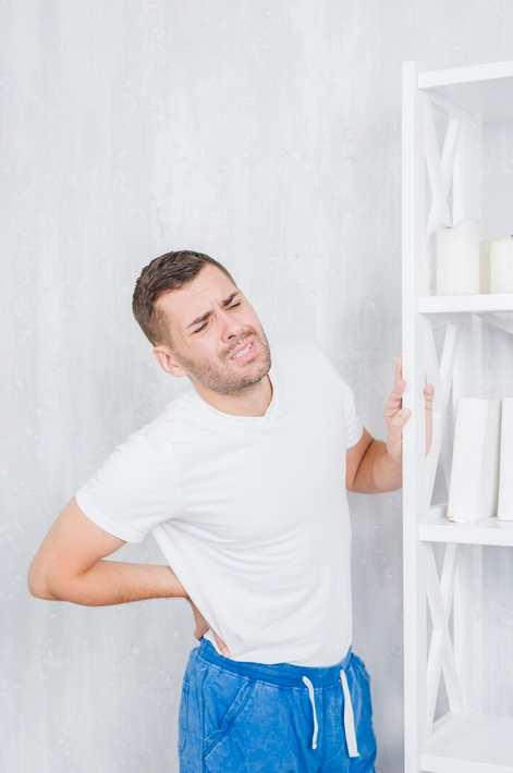 ما هي أعراض التهاب الفقرات التصلبي؟